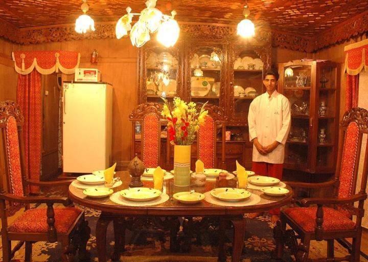 Houseboat Plato Excellence Hotel Srīnagar Exterior foto