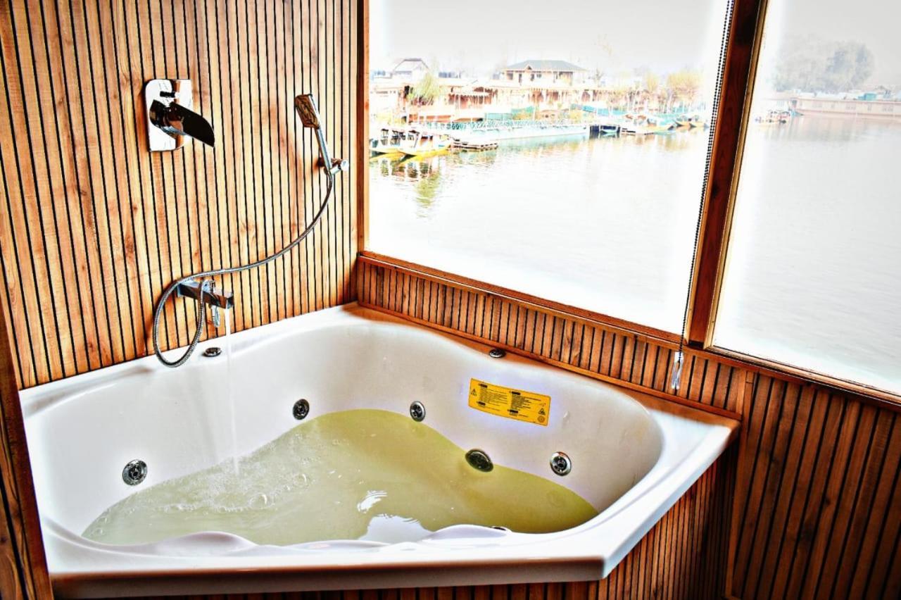 Houseboat Plato Excellence Hotel Srīnagar Exterior foto