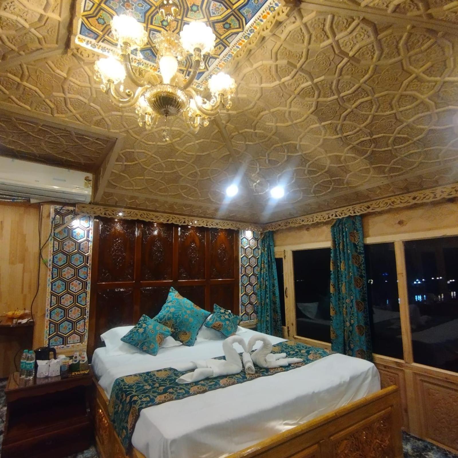 Houseboat Plato Excellence Hotel Srīnagar Exterior foto